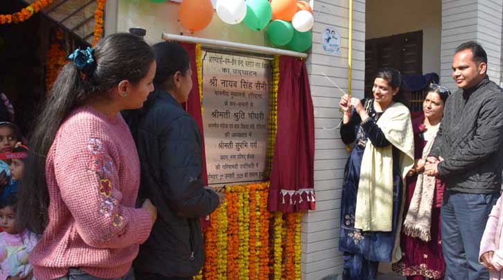 बलराज नगर में क्रेच आंगनबाड़ी केंद्र का उद्घाटन करती नगर परिषद अध्यक्षा सुरभि गर्ग।